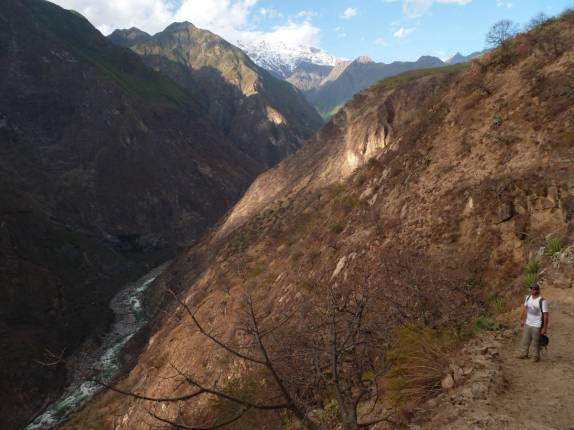 Gustavo admira a paisagem da trilha para as ruínas de Choquequirao, no Peru